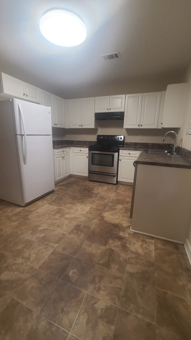 Building Photo - 2/1.5 End Unit Townhome close to downtown ...