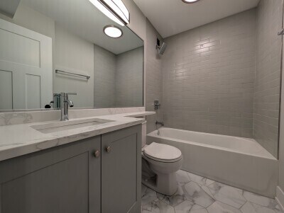 Building Photo - 1212 N La Salle Dr