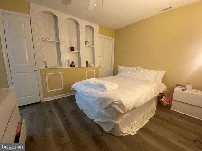 Building Photo - 8207 Stationhouse Ct