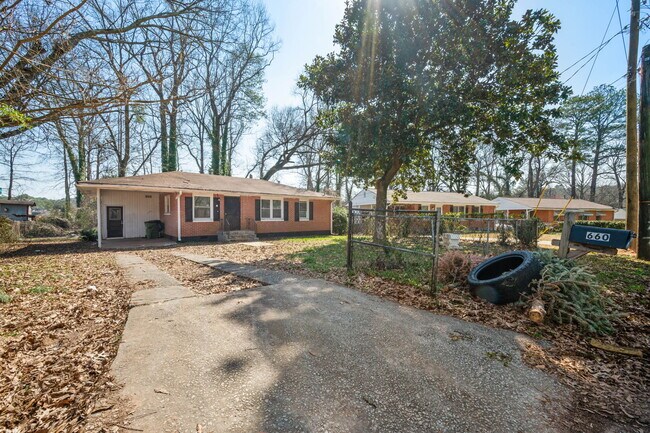 Building Photo - 660 Quaker St SW