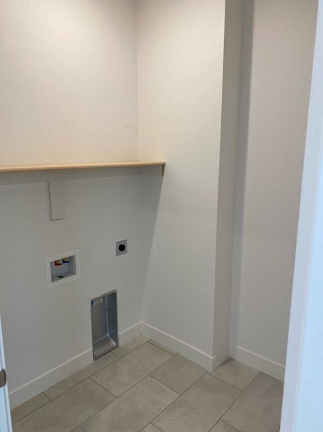 Building Photo - Spacious Town Home