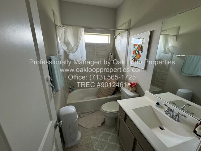 Building Photo - 2018 Royal Landing Dr