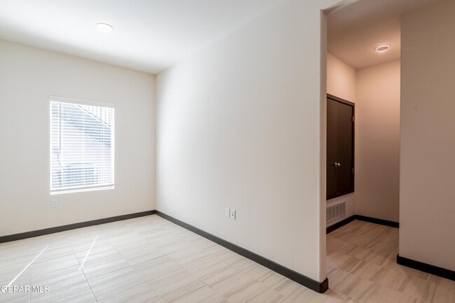 Building Photo - 8945 Robert Dr