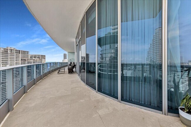 Building Photo - 200 Biscayne Blvd Way