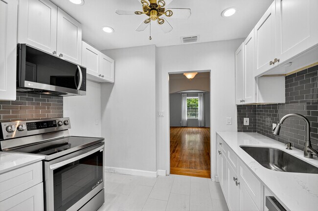 Building Photo - 2817 Poinsettia Ave