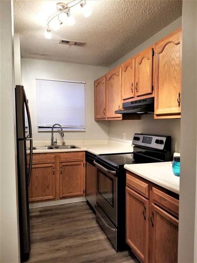 Building Photo - 8 - Hamilton Place