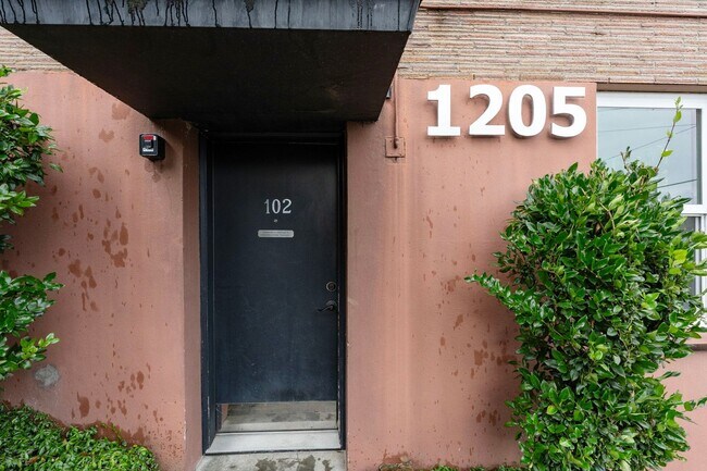 Building Photo - 1205 SW Cardinell Dr