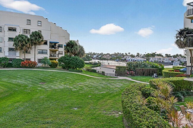 Building Photo - 372 Golfview Rd