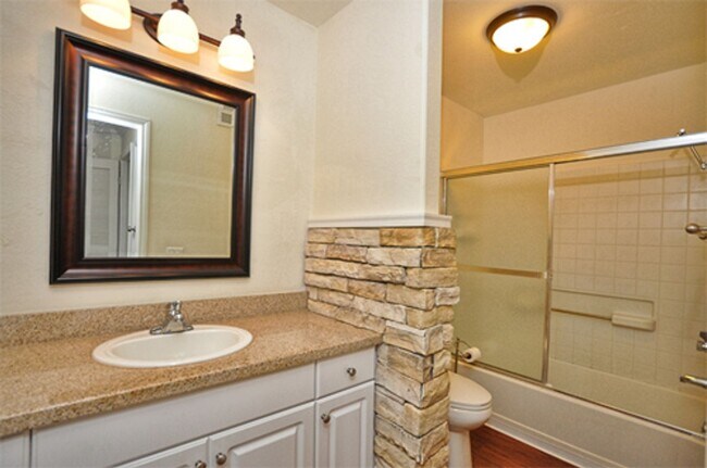 Building Photo - Immaculate Upper End 1 Bed 1 Bath Condo in...