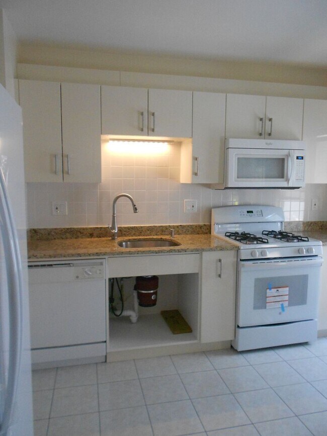 Building Photo - No Brokers Fee, In-Unit Washer and Dryer, Eat-in Kitchen, Parking for Rent