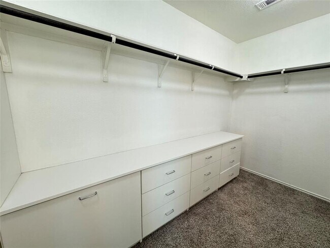 Building Photo - 105 Pearland St
