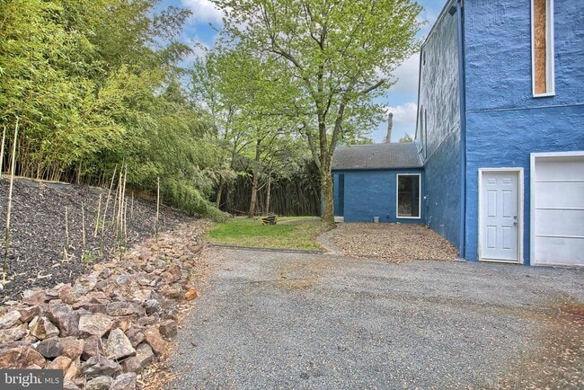 Building Photo - 1813 Holly Dr