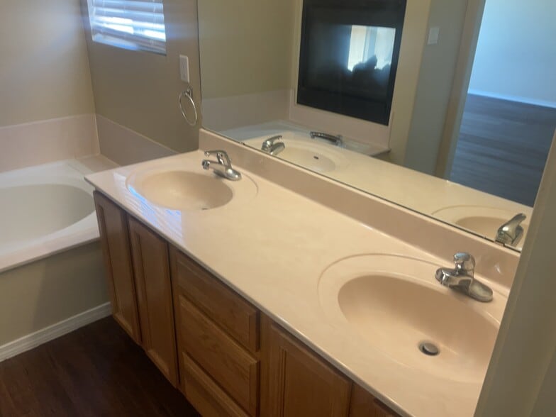 Building Photo - 3337 Cochiti St NE