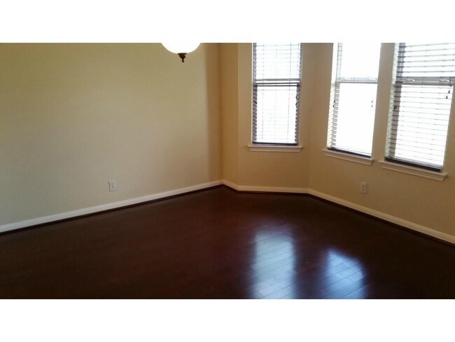 Building Photo - 706 Maplecreek Dr