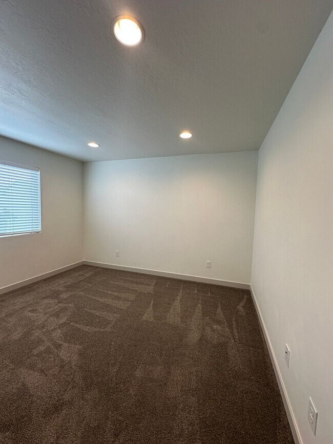 Building Photo - GORGEOUS Bountiful Home!!!