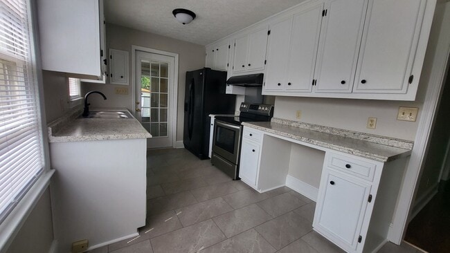 Building Photo - 3-Bedroom, 1-Bath Brick Home