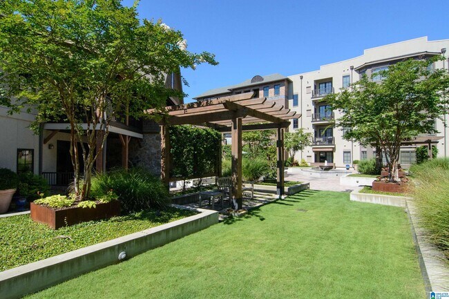 Building Photo - 350 19th St S