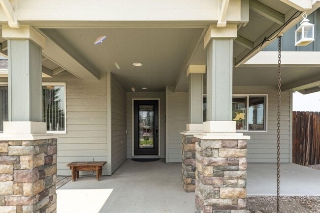 Building Photo - Gorgeous home at end of cul-de-sac with RV parking and views
