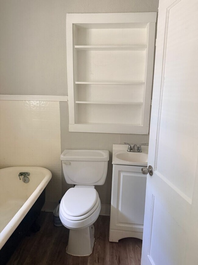 Building Photo - Three Bedroom Two Bath House