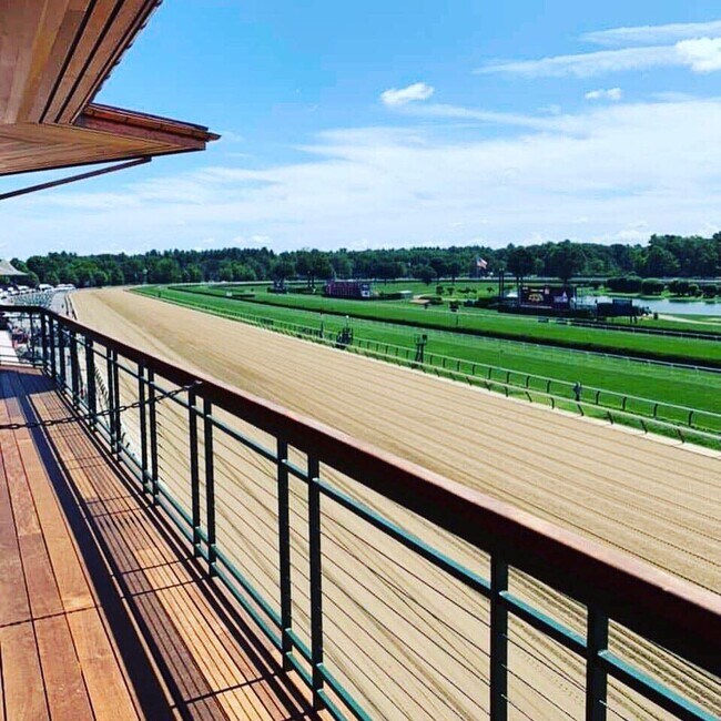 Close to Saratoga Race Track - 107 Clinton St
