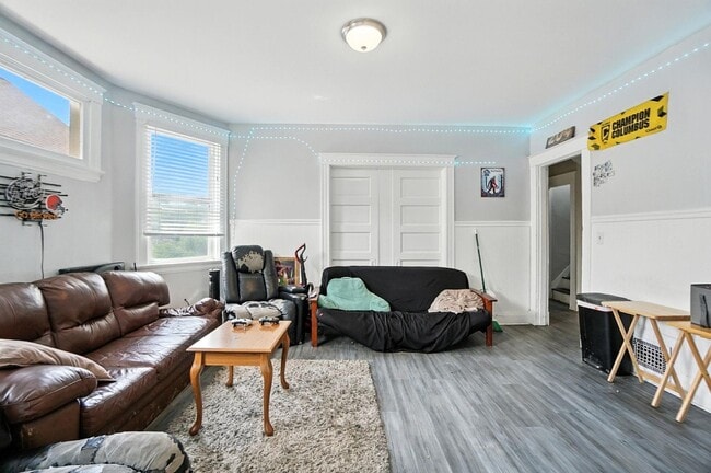 Building Photo - 7 bed/3.5 bath on Atkinson, Mins. from UC for Only $600/pp ($4200/mo)!