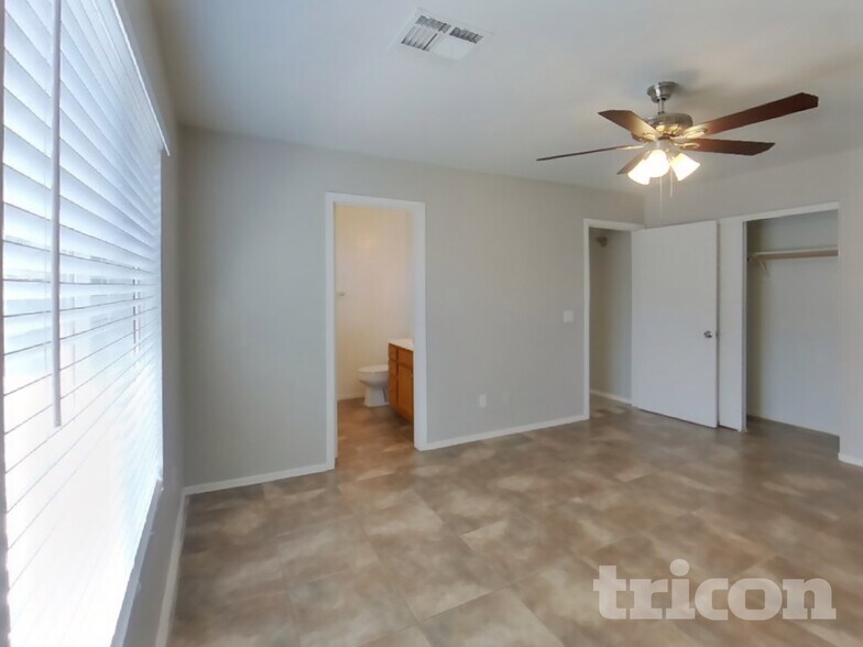 Building Photo - 4873 E Rousay Dr