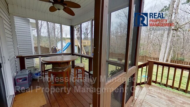 Building Photo - Spacious Executive Home on Friendly Cul-de...