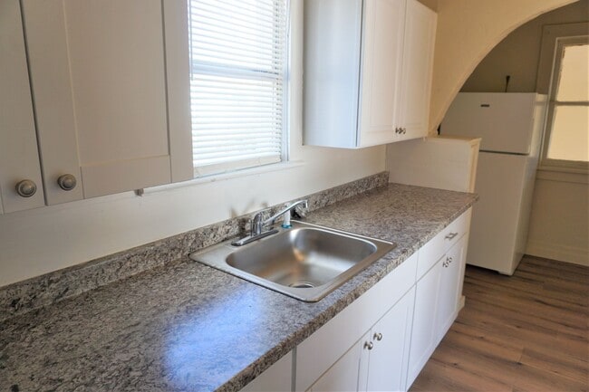 Building Photo - 523 SW 26