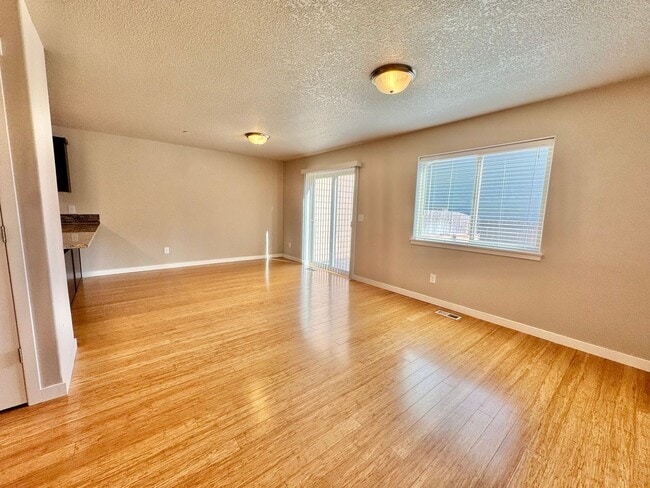 Building Photo - Ask about free rent... Nearly New, wonderf...