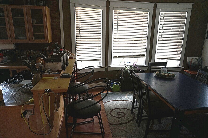 Dining room and bay windows - furnished - 2844 N Marion St