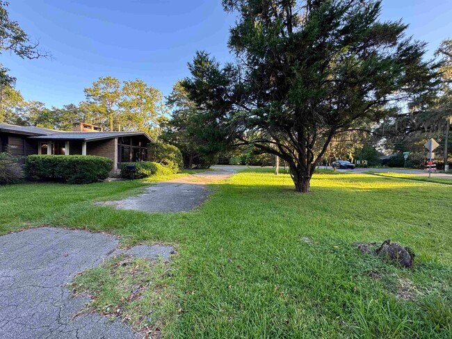 Building Photo - 1173 Seminole Dr