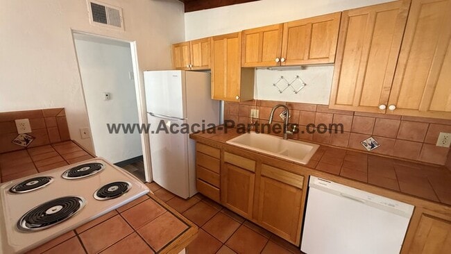 Building Photo - Great Central Home on Large Lot