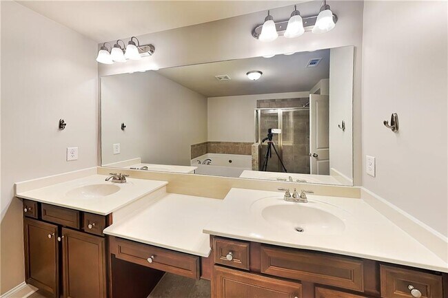 Building Photo - 232 Braemore Mill Dr