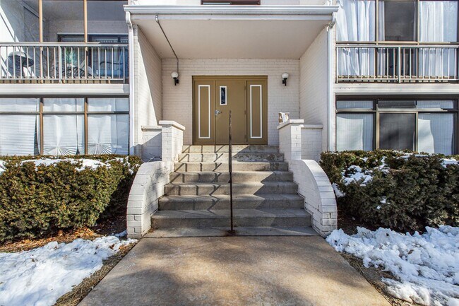 Building Photo - 1 Bedroom Condo Walking distance to UofD  Showing Saturday 3/14 11:30am-11:45