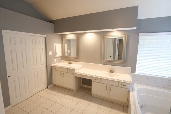 Building Photo - 1310 Westwick Forest Ln