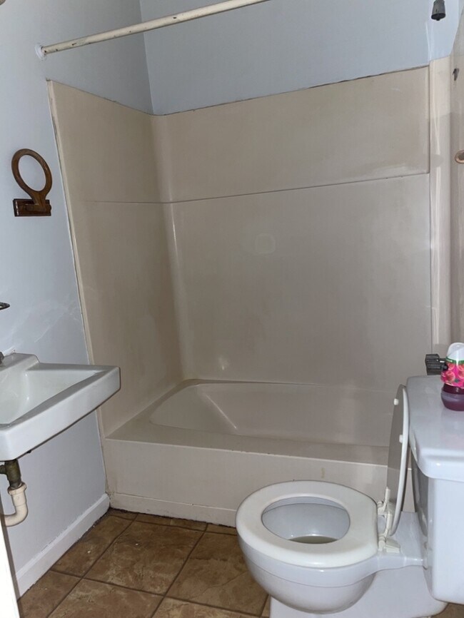 Building Photo - Broadway Lake Townhouse Style Apartment