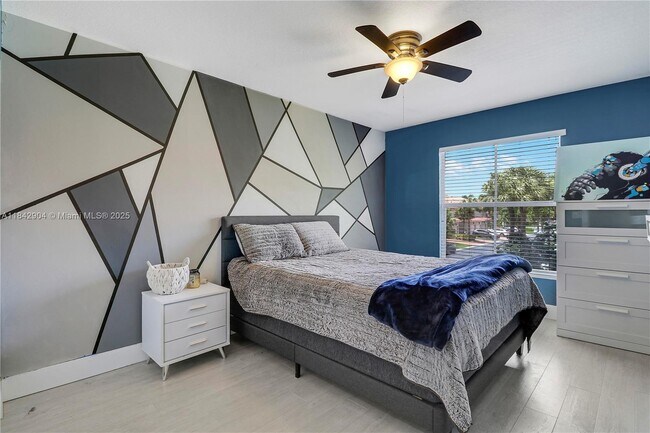 Building Photo - 6047 Seminole Gardens Cir