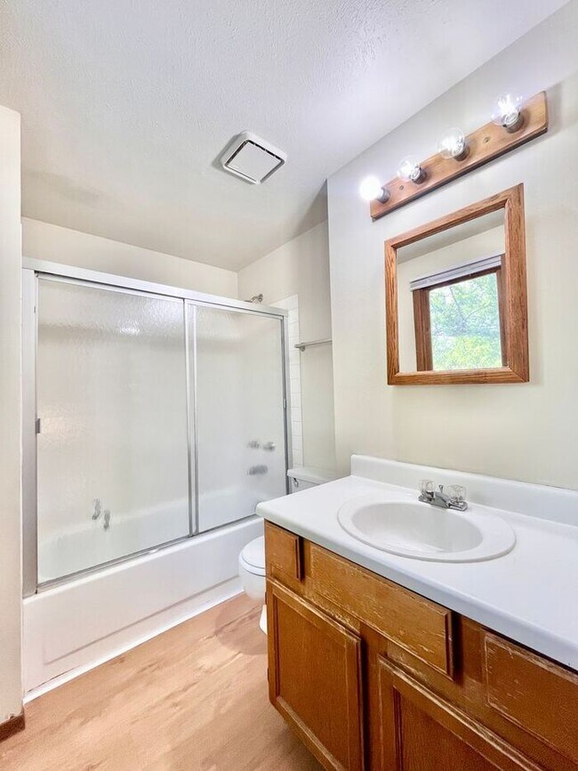 Building Photo - 3 Bed 2 Bath Close to Hughes Staduim