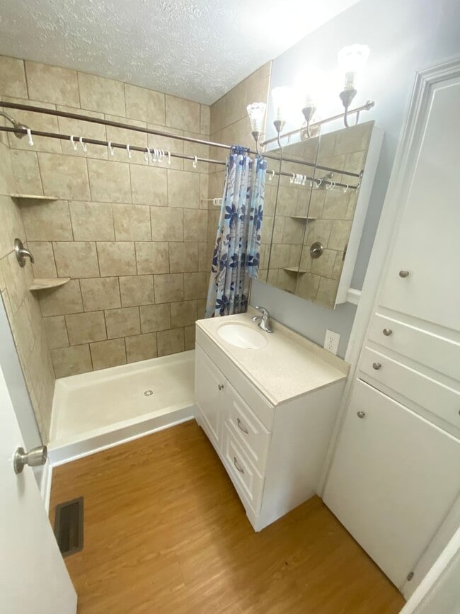 Building Photo - For Lease - 2 Beds, 1 Bath,