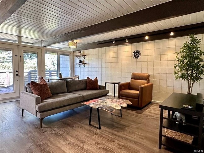 Building Photo - Fully furnished mid-century modern oasis located less than a mile