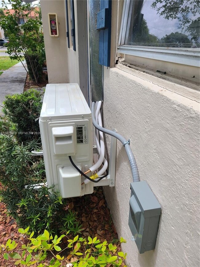 Building Photo - 1005 N 18th Ct