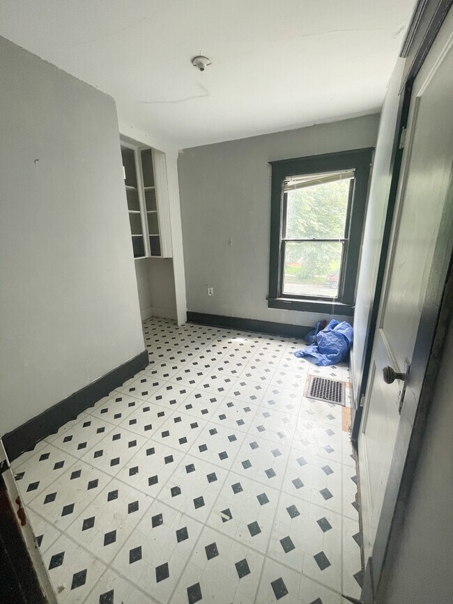 Building Photo - 612 Fremont St