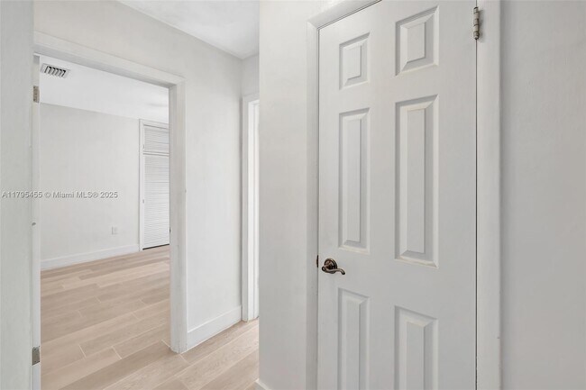 Building Photo - 9121 SW 54th Pl