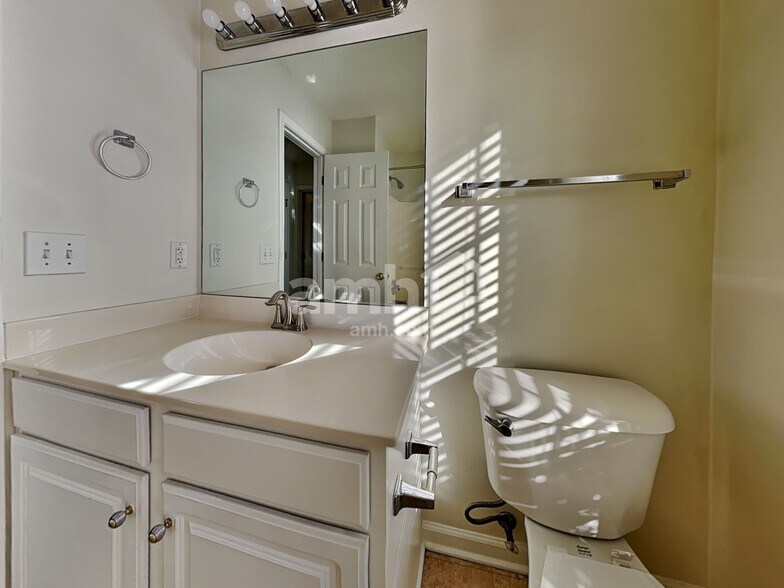 Building Photo - 11 Lake Linden Ct