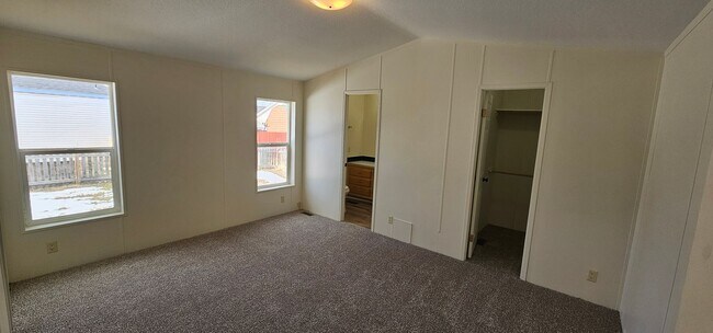 Building Photo - Fully Renovated 3Bd/2Ba Home in River Rock Fenced Yard Pet Friendly