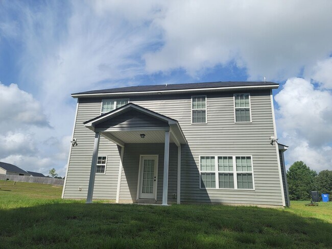 Building Photo - Beautiful 2 Story Home Located Outside of Fayetteville and Fort Bragg!