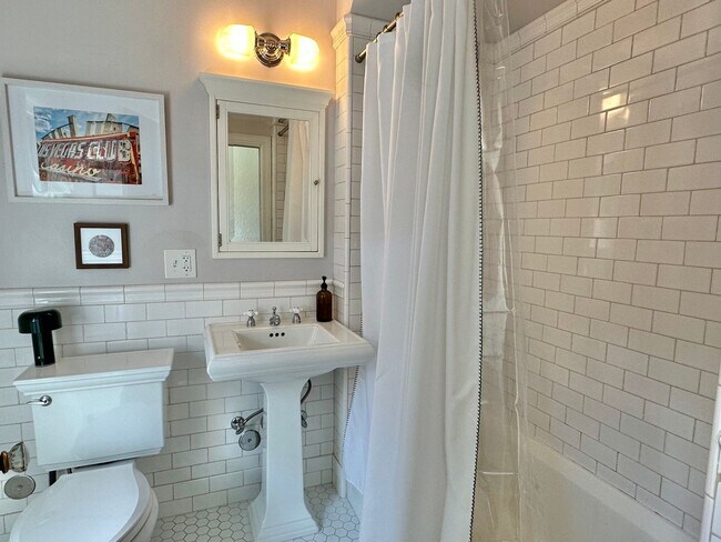 Building Photo - Charming 1 bed condo in desired Eastlake! ...