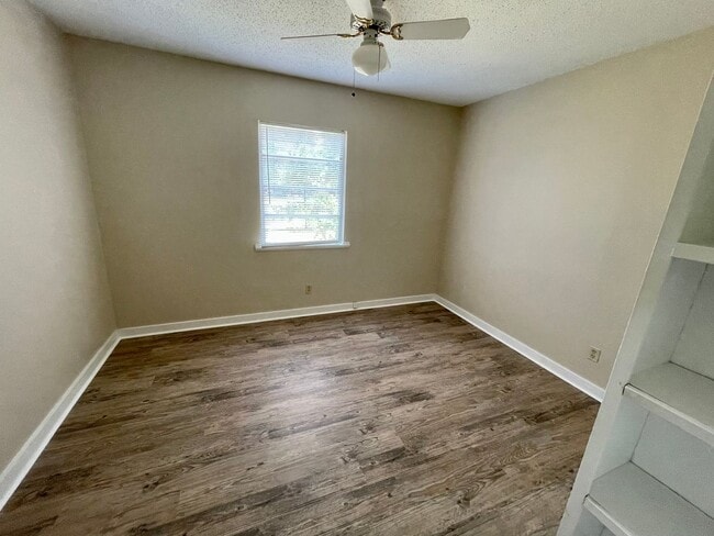 Building Photo - Convenient Location off Halls Mill