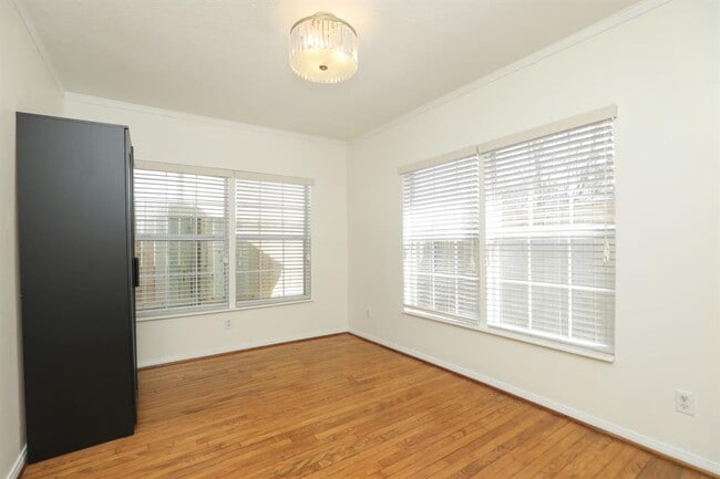 Building Photo - 905 Kern St