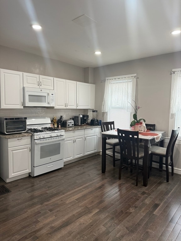 Building Photo - 86 Oak St